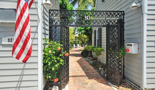 Exterior detail - Cute Dog-friendly Tropical Condo with AC, WiFi, & Shared Pool - Snowbirds OK (Key West)
