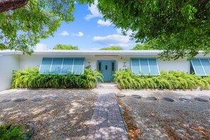 Exterior - Single-level home with a private pool, enclosed yard - two dogs OK (Marathon)