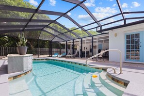 A heated pool - Single-level home with a private pool, enclosed yard - two dogs OK (Marathon)