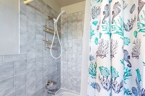 Hair dryer, towels - Renovated waterfront duplex with canal access, deck, water views & central AC (Marathon)