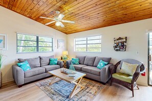 Smart TV - Renovated waterfront duplex with canal access, deck, water views & central AC (Marathon)