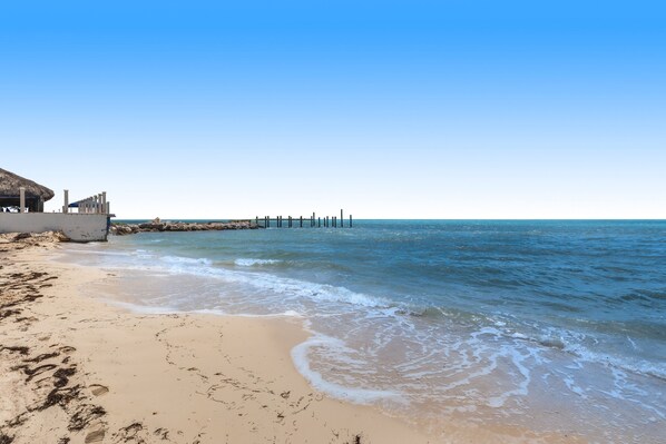 Beach - Renovated waterfront duplex with canal access, deck, water views & central AC (Marathon)