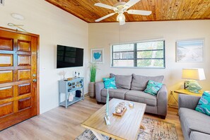 Smart TV - Renovated waterfront duplex with canal access, deck, water views & central AC (Marathon)