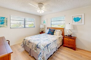 Free WiFi, bed sheets - Renovated waterfront duplex with canal access, deck, water views & central AC (Marathon)