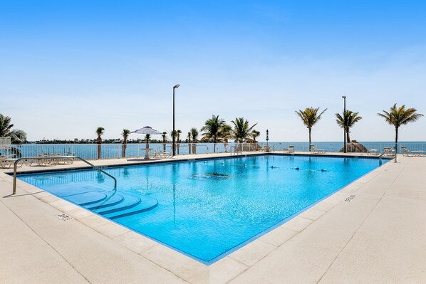 Pool - Island retreat condo with shared pool, grill, W/D, & central AC (Marathon)