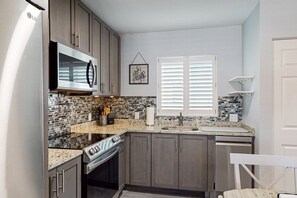 Fridge, microwave, oven, stovetop - Island retreat condo with shared pool, grill, W/D, & central AC (Marathon)