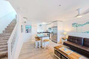 Smart TV - Snowbird-friendly sound view condo with open layout, patio, W/D, & AC (Marathon)