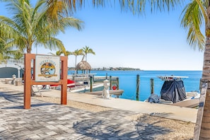 Marina - Snowbird-friendly sound view condo with open layout, patio, W/D, & AC (Marathon)