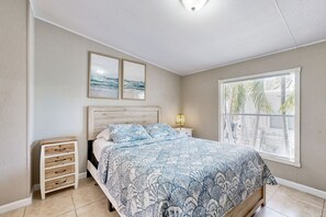 Iron/ironing board, free WiFi, bed sheets - Snowbird-Friendly Home with Central AC, High-Speed WiFi, and Washer/Dryer (Key Largo)
