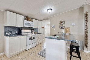 Fridge, microwave, oven, stovetop - Snowbird-Friendly Home with Central AC, High-Speed WiFi, and Washer/Dryer (Key Largo)