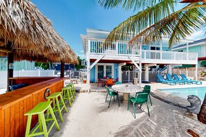 Outdoor dining - Dog-friendly waterfront retreat with dock, private pool, washer/dryer, patio (Marathon)