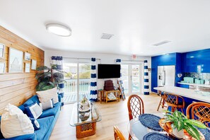 Smart TV, DVD player - Dog-friendly waterfront retreat with dock, private pool, washer/dryer, patio (Marathon)