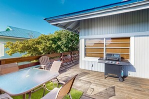 Outdoor dining - Oceanfront house with dock, kayaks, deck, fast WiFi, central AC & washer/dryer (Marathon)