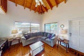 TV, DVD player, books - Oceanfront house with dock, kayaks, deck, fast WiFi, central AC & washer/dryer (Marathon)