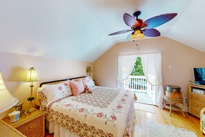 1 bedroom, desk, iron/ironing board, free WiFi - Tropical Cottage w/ Private Pool--Two blocks from Duval - Near Hemingway House! (Key West)