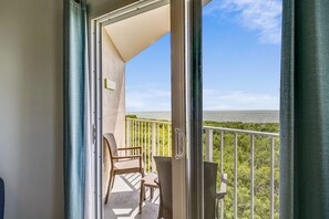 Interior - Oceanfront condo with beach access, pool, balcony, & tennis - marina available (Tavernier)