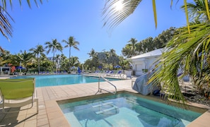 A heated pool - Oceanfront condo with beach access, pool, balcony, & tennis - marina available (Tavernier)