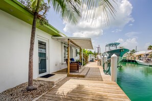 Terrace/patio - Waterfront Home w/ Private Dock, Outdoor Shower & Home Office - Dog-Friendly (Marathon)