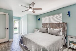Desk, free WiFi, bed sheets - Waterfront Home w/ Private Dock, Outdoor Shower & Home Office - Dog-Friendly (Marathon)