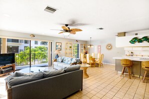 Smart TV, DVD player - Second Floor Condo with Shared Pool, Shared Dock, Central AC, and WiFi (Marathon)
