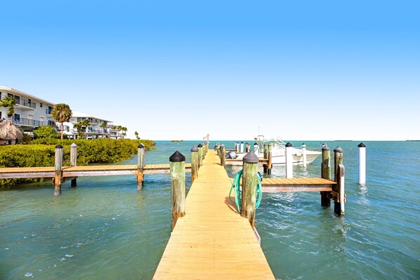 Marina - Second Floor Condo with Shared Pool, Shared Dock, Central AC, and WiFi (Marathon)