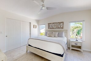 Iron/ironing board, free WiFi, bed sheets - Modern waterfront home with balcony, patio, grill, W/D, & easy Atlantic access (Marathon)