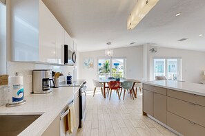 Fridge, microwave, oven, stovetop - Modern waterfront home with balcony, patio, grill, W/D, & easy Atlantic access (Marathon)