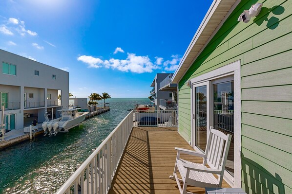 Terrace/patio - Modern waterfront home with balcony, patio, grill, W/D, & easy Atlantic access (Marathon)