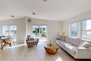 Smart TV - Modern waterfront home with balcony, patio, grill, W/D, & easy Atlantic access (Marathon)