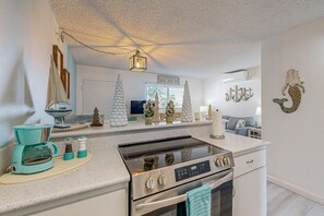Fridge, microwave, oven, stovetop - Cozy condo with shared pool, tennis court, ping pong table, W/D, central AC (Marathon)