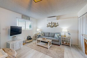 Smart TV - Cozy condo with shared pool, tennis court, ping pong table, W/D, central AC (Marathon)