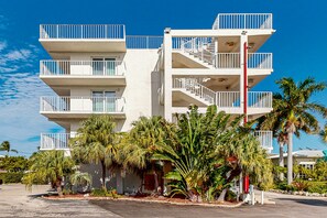 Exterior - Cozy condo with shared pool, tennis court, ping pong table, W/D, central AC (Marathon)