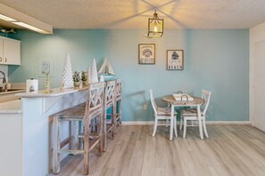 Dining - Cozy condo with shared pool, tennis court, ping pong table, W/D, central AC (Marathon)