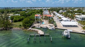 Marina - Cozy home with outdoor shared pool, central AC, internet (Marathon)