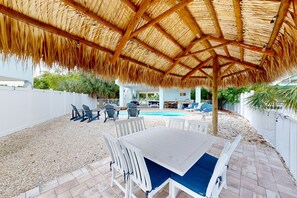 Outdoor dining - Cozy home with water access, private pool, dock, wifi, central a/c, balcony (Marathon)