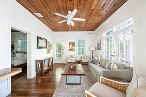 TV - Multi-home tropical paradise with large, heated pool, & wraparound sundeck (Key West)