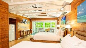 Une chambre de style cabane en bois, avec deux lits, un bureau et une télévision.