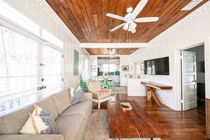 TV - Multi-home tropical paradise with large, heated pool, & wraparound sundeck (Key West)