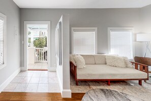 TV - Cozy cottage apartment with front porch & upgraded finishes - close to beach (Key West)