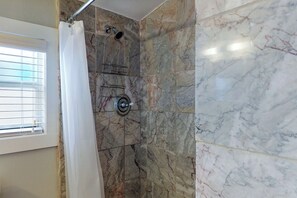 Shower, hair dryer, towels - Cozy cottage apartment with front porch & upgraded finishes - close to beach (Key West)