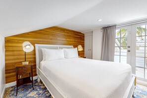 Free WiFi, bed sheets - Charming 2nd-story apartment with balcony & lighthouse view - walk everywhere (Key West)