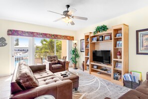 TV, DVD player, books, stereo - Breezy waterfront home with pool, 35-foot dock & cabana club access (Key Colony Beach)