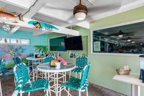 Dining - Breezy waterfront home with pool, 35-foot dock & cabana club access (Key Colony Beach)