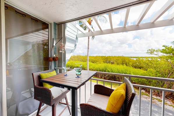 Outdoor dining - Wonderful Condo in Key West w/Free WiFi, Lanai, A/C, Shared Hot Tub & Pool (Key West)