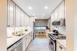 Fridge, microwave, oven, stovetop - Wonderful Condo in Key West w/Free WiFi, Lanai, A/C, Shared Hot Tub & Pool (Key West)