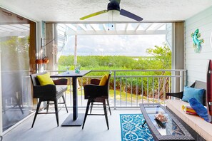 Outdoor dining - Wonderful Condo in Key West w/Free WiFi, Lanai, A/C, Shared Hot Tub & Pool (Key West)