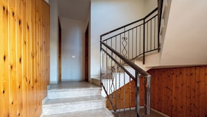 Eine Treppe mit Holzwandverkleidung und einem Metallgeländer.
