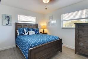 Iron/ironing board, free WiFi, bed sheets - Cozy Canal-Front House w/ Free WiFi and Deck - Close to Beaches & State Park (Marathon)