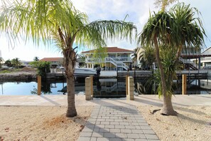 Property grounds - Cozy Canal-Front House w/ Free WiFi and Deck - Close to Beaches & State Park (Marathon)
