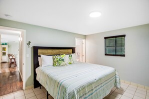 Iron/ironing board, free WiFi, bed sheets, wheelchair access - Inviting home near the water with gazebo, fire table, and heated spa (Marathon)